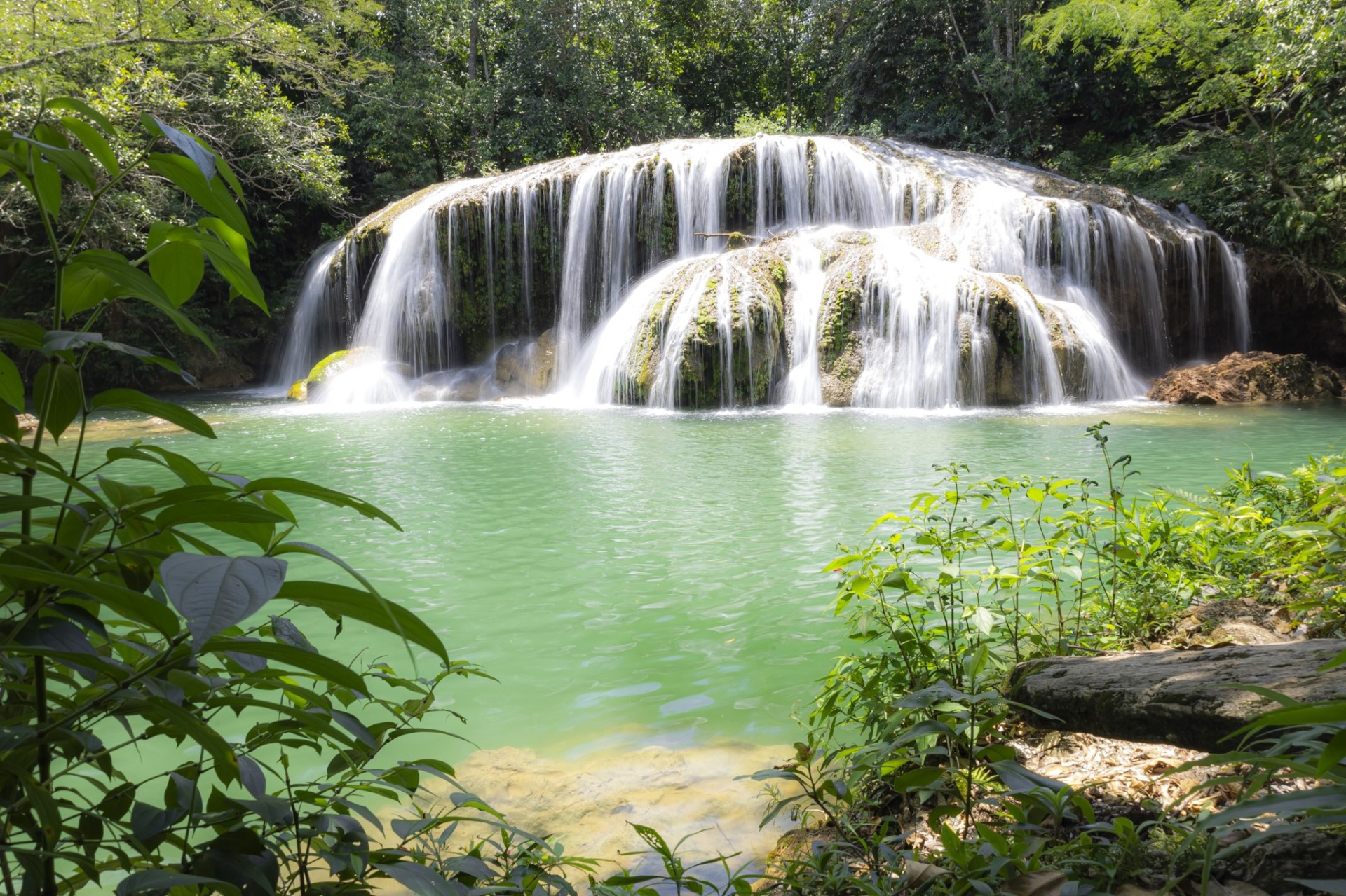 Cachoeiras e águas verdes na Estância Mimosa